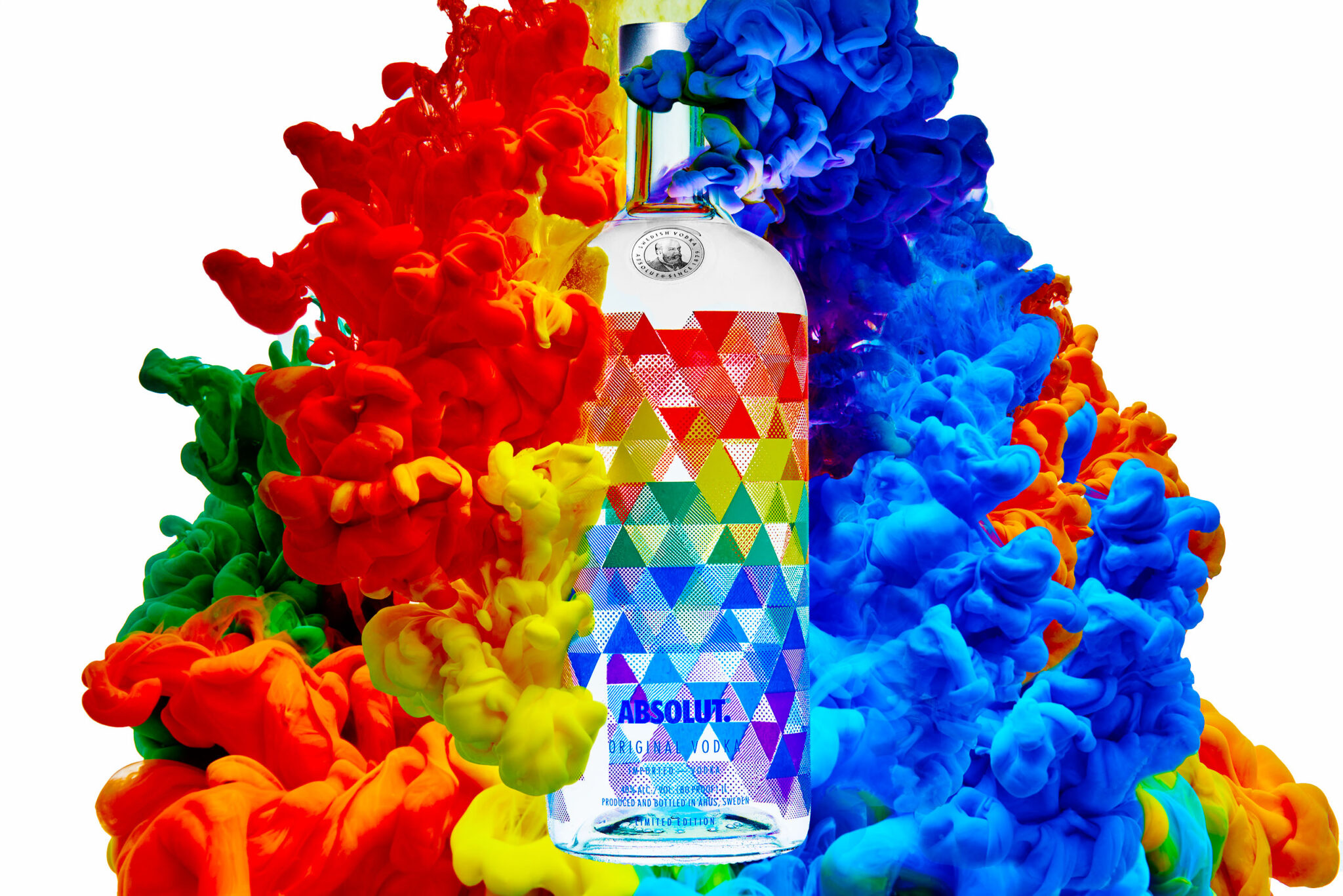 Botella de Absolut vodka en una nube de tintes de colores