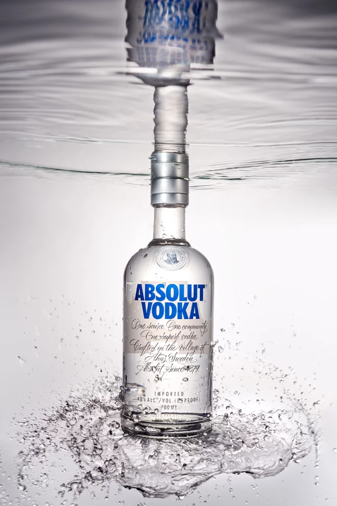 Fotografía de botella Absolut Vodka con agua que salpica