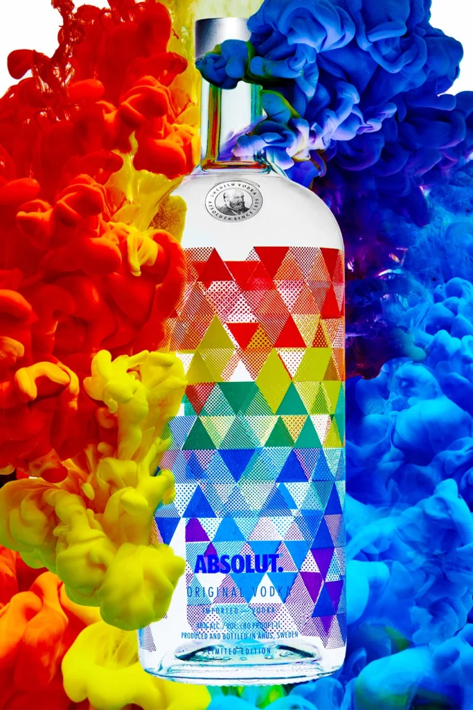 Fotografía de Absolut Vodka con nube de tinte de colores