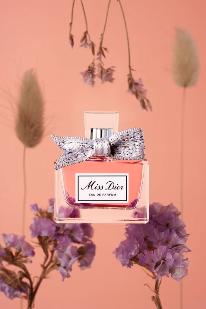 Fotografía de perfume Miss Dior con flores